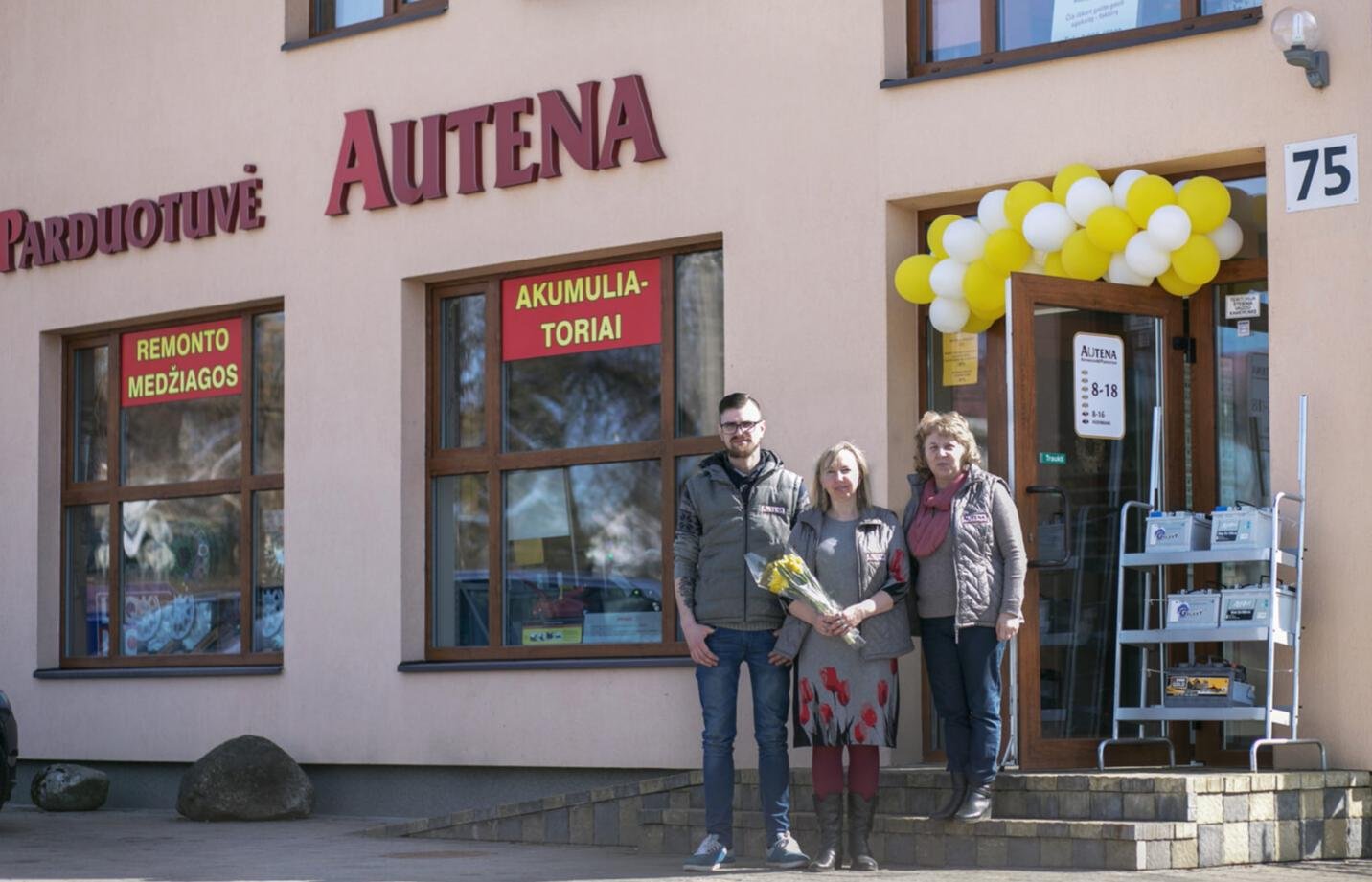 Autena automobilių parduotuvės Utenoje darbuotojai